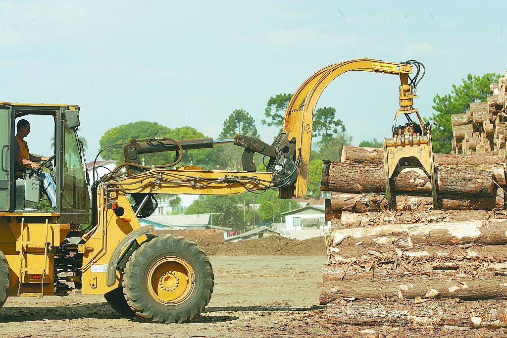Madeireira em Palmas, Sul do estado: setor é um dos que mais reduziram a força de trabalho. | Valterci Santos/Gazeta do Povo