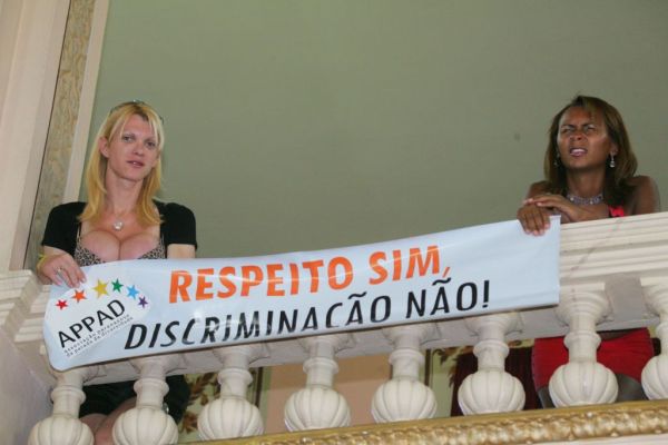 Homossexuais ocuparam as galerias para defender o projeto, que ajudaria a entidade a desenvolver ações de combate à aids | Fotos: Daniel Castellano/Gazeta do Povo