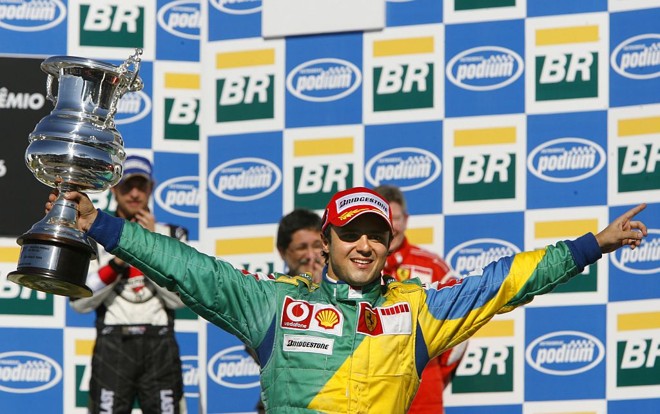 Felipe Massa comemora sua primeira vitória no Brasil, em 2006, vestindo um macacão verde e amarelo | Vanderlei Almeida/AFP