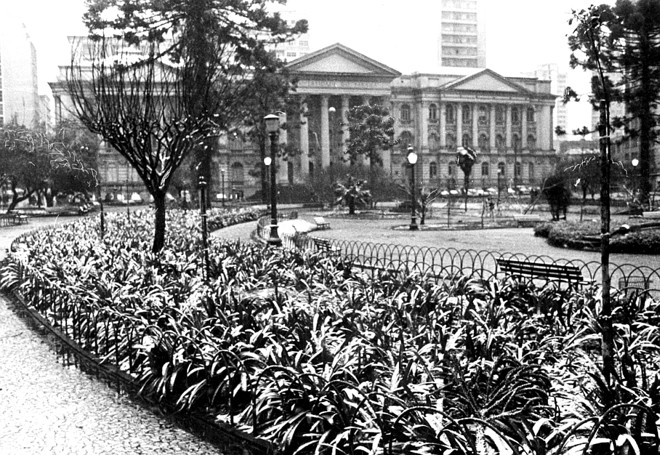Congelada pela neve de 1975, a Universidade do Paraná onde o jovem Francisco estudou e foi professor |