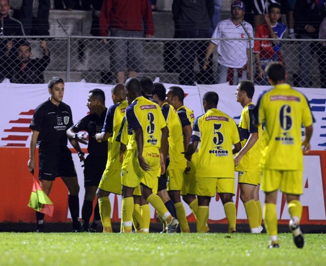 Jogadores do Iguaçu reclamam com o auxiliar do segundo gol paranista | 