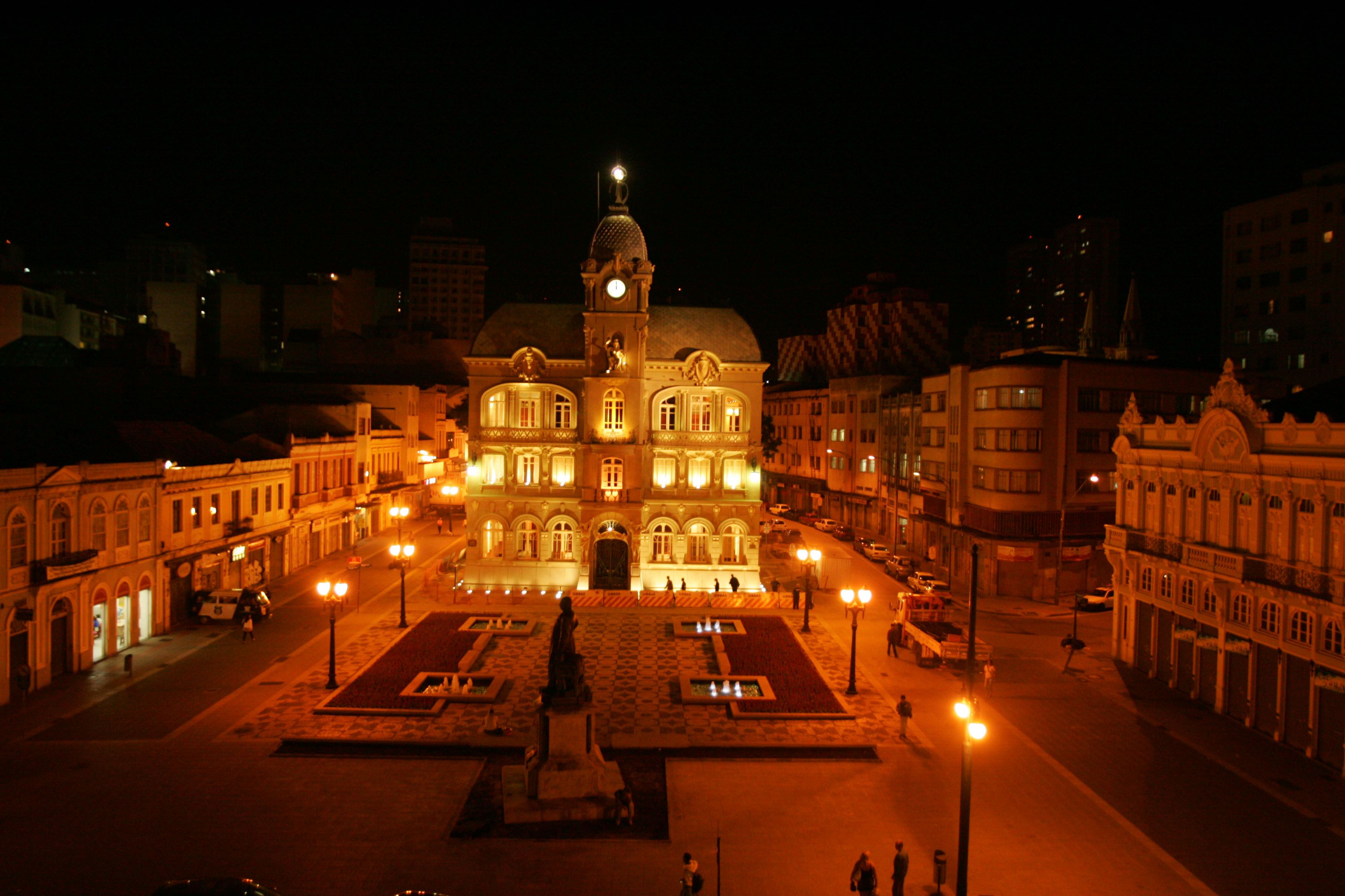 A restauração do prédio manteve a fachada externa intacta, além de incluir uma iluminação especial | Pedro Serapio - Gazeta do Povo