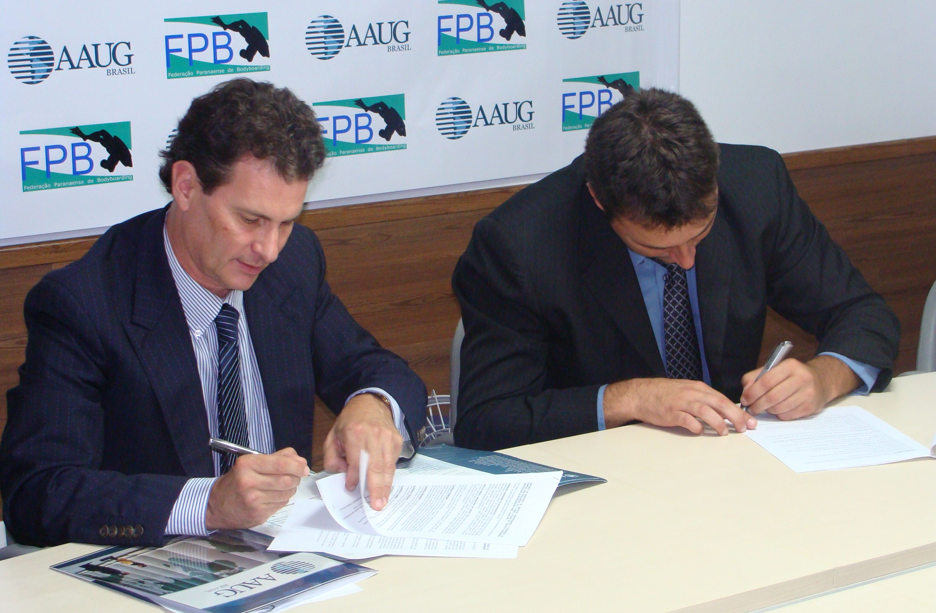 Presidente da AAUG, Tavo Conti, e presidente da FPB, Stéfano Triska, assinam contrato de parceria/patrocínio | Divulgação / BelPress