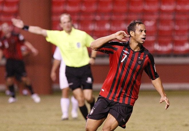 O atacante Júlio César, um dos destaques do Atlético ontem, comemora o segundo gol na fácil vitória contra o Engenheiro Beltrão | Pedro Serápio/Gazeta do Povo