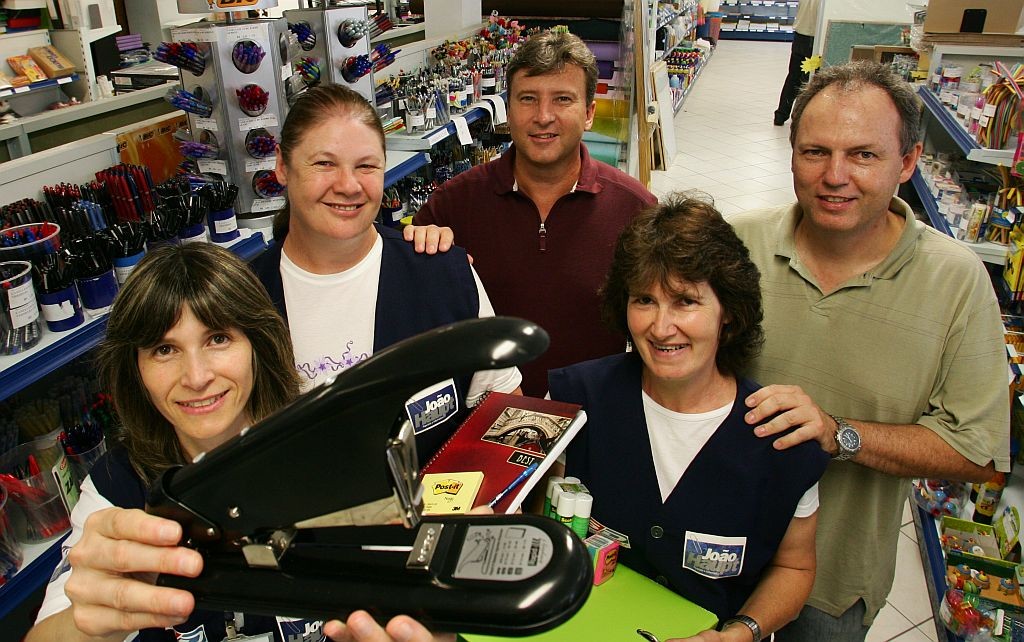 Os sócios e irmãos João Cesar Haupt Titon e Marcus Vinícius Titon, com as funcionárias (da esq. para a dir.) Béria de Castro, Marlene Aleixo e Vilma Taiatella: a papelaria está na quarta geração de administradores