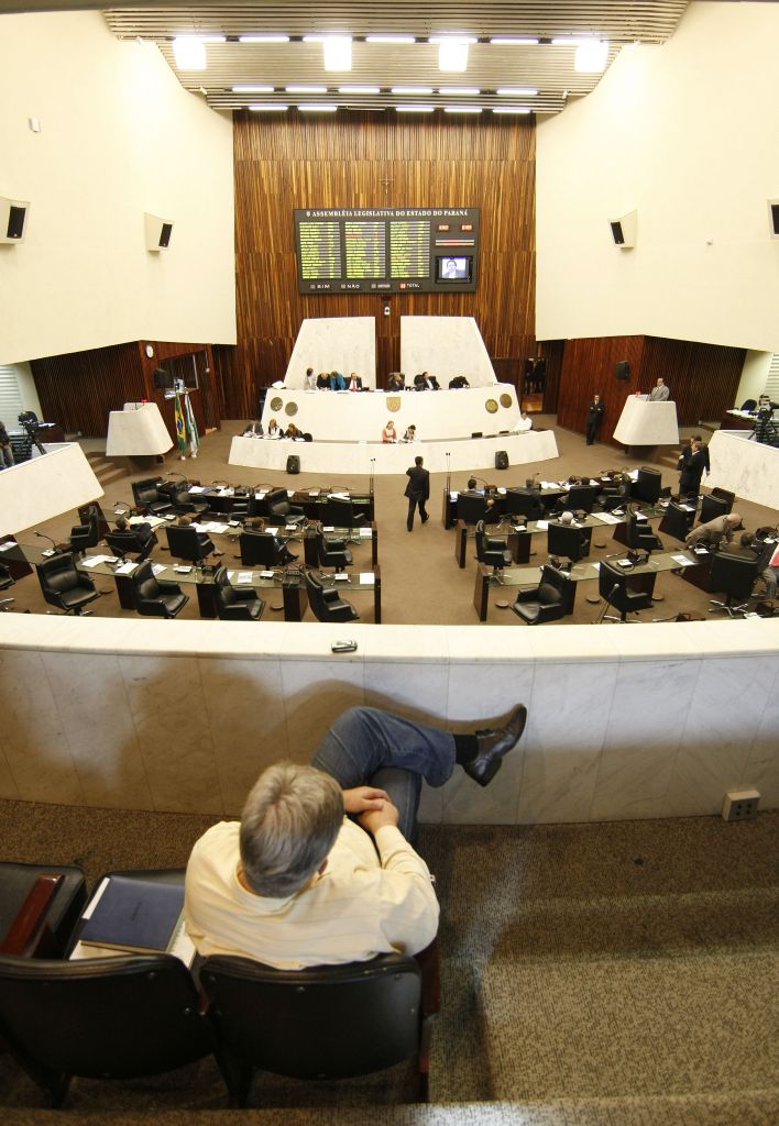 Quer saber o que os deputados lá embaixo fazem com o seu dinheiro? É melhor esperar sentado. | Rodolfo Bührer/Gazeta do Povo