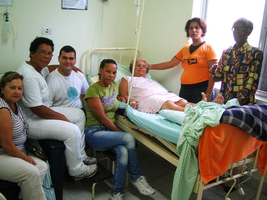 Luíza com a família: Trabalhei 30 anos pelo estado do Paraná. Agora, quando preciso de cuidados médicos, fico na mão? | Felipe Lessa/Gazeta do Povo