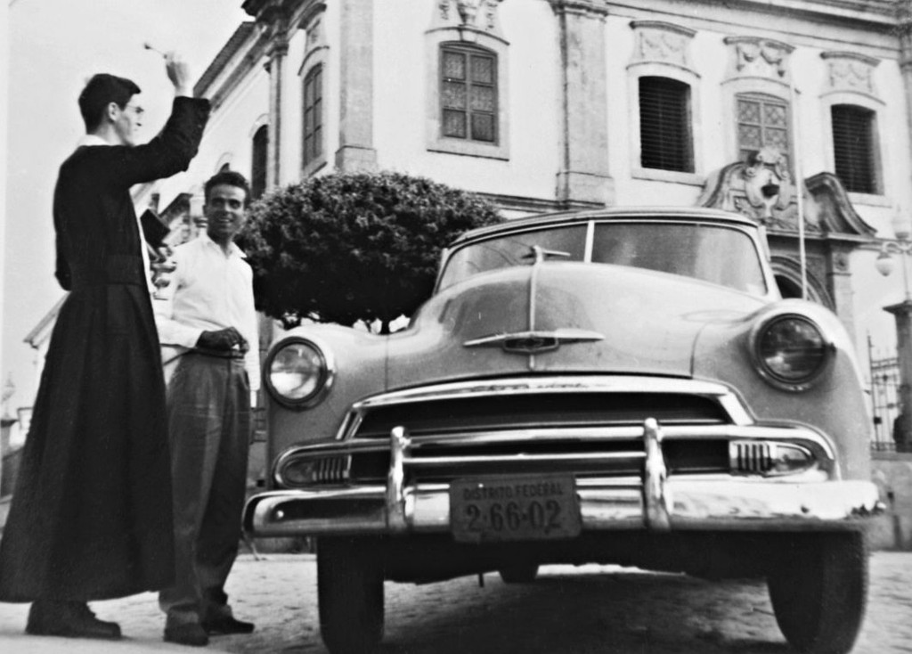 Padre benze um dos primeiros carros do empresário. Ritual vai se repetir em outras situações. Capuchinhos das Mercês faziam  visitas constantes à redação da Gazeta do Povo e do Canal 12 para bênçãos