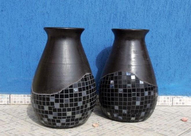 Vasos decorados com mosaico de pastilha de vidro em sua base. A composição é de Celina Lima |