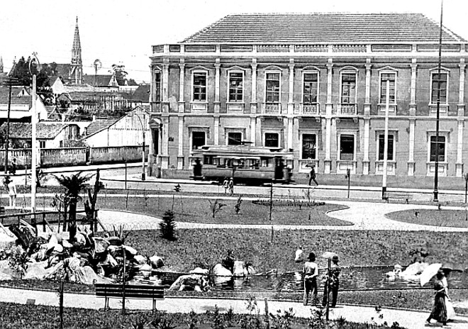 Praça Carlos Gomes com Pedro Ivo. Os primeiros bondes elétricos circulando, em 1914 |