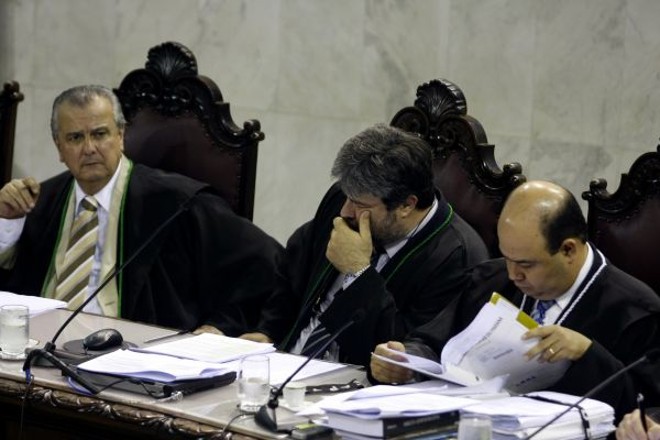 Os conselheiros Caio Soares (esq.) e Maurício Requião e o auditor Ricardo Valadares (dir.): afastamento do irmão do governador, pelo Supremo Tribunal Federal, deixou claro que o cargo no TC é administrativo e não político | 