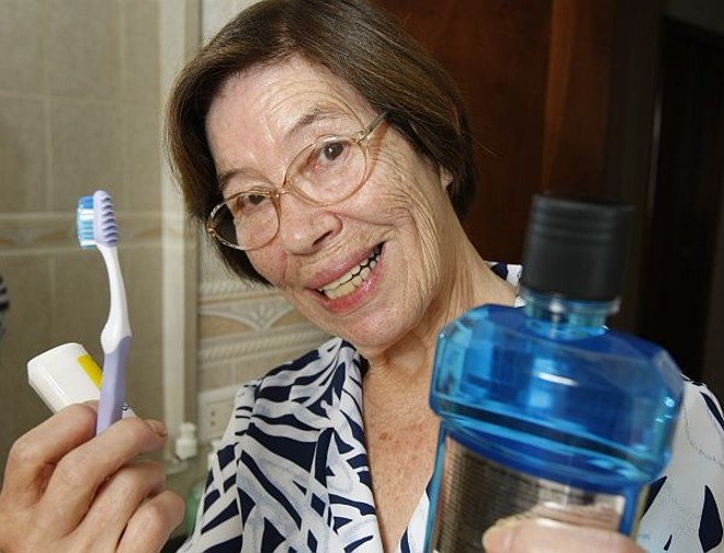 Eni Cordeiro cumpre rotina diária de limpeza: sem vergonha de sorrir | 