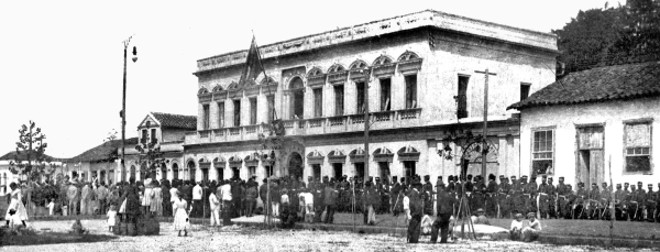 Quartel-general do Exército na Praça Carlos Gomes, em 1907. Dois anos depois, seria a sede da Escola de Artífices, hoje Universidade Tecnológica |