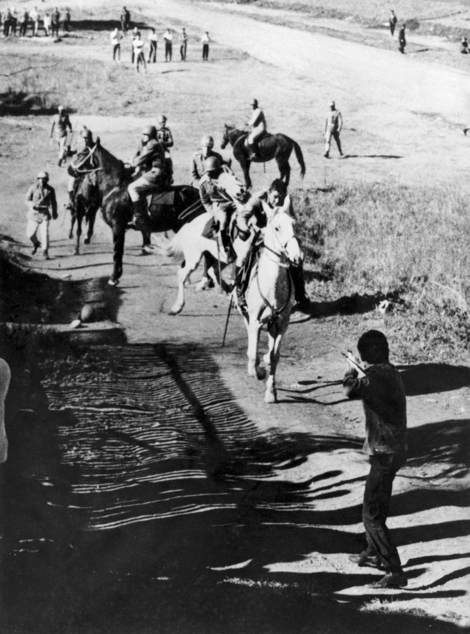 Estilingue contra militares, em foto histórica de maio 1968, quando a ditadura endureceu. O então estudante de Medicina da UFPR José Ferreira Lopes, que tentava conter a ditadura com pedras, teve de ir para a clandestinidade | Edison Jansen/O Estado do Paraná