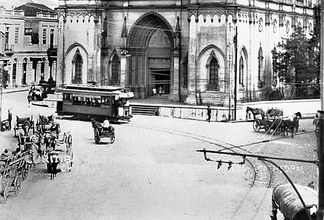 Na década de 1930, os fiéis podiam apear dos bondes na porta da Catedral |