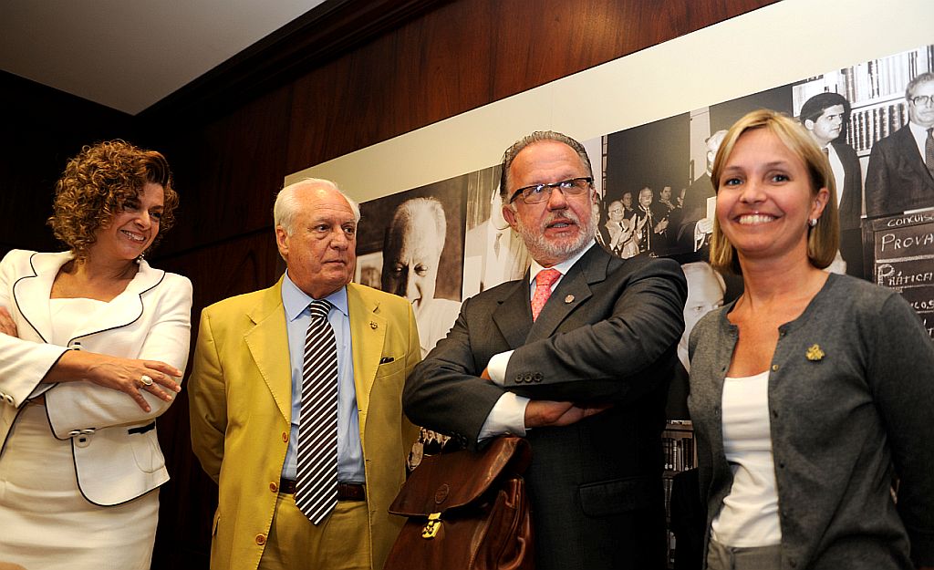 Uma palestra sobre aspectos recentes da reforma do Código de Processo Civil, dada pelo casal de professores Teresa Arruda Alvim Wambier (à esq.) e Luiz Rodrigues Wambier (de braços cruzados) marcou a inauguração do Auditório Gabriel Dotti, no Escritório Professor René Dotti, na última segunda-feira. Na foto, o casal com os anfitriões René Dotti e sua filha Rogéria Dotti | Humberto Michaltchuk