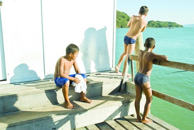 Garotos em cima de um trapiche, em Quatro Ilhas (SC) |