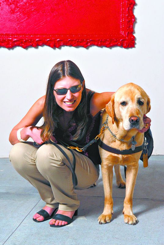 A deficiente visual Danieli Haloten e seu cão-guia Higgans | Divulgação/Rede Globo