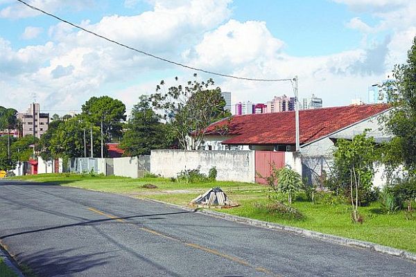 Imóveis de bom padrão estão dentro da área que o INSS diz ser sua | Hedeson Alves/Gazeta do Povo