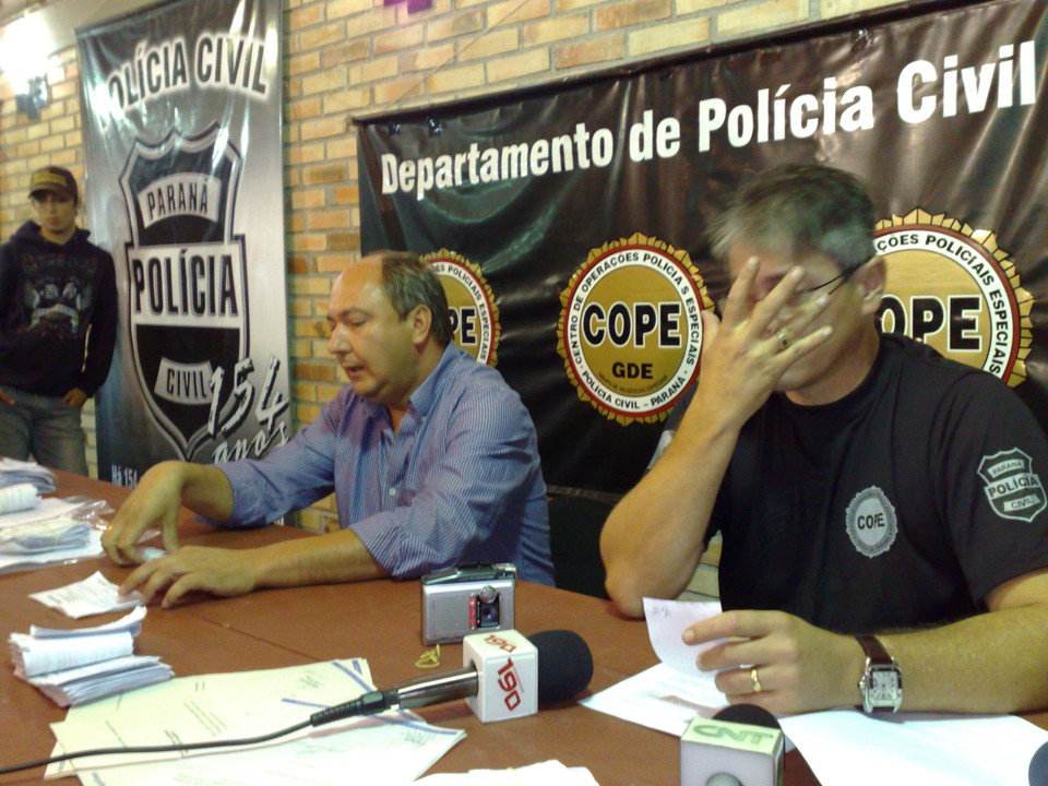 Os delegados Francisco Caricatti (de preto) e Miguel Stadler, do Cope, apresentaram nesta tarde os resultados das investigações na Ecosystem | João Varella/Gazeta do Povo