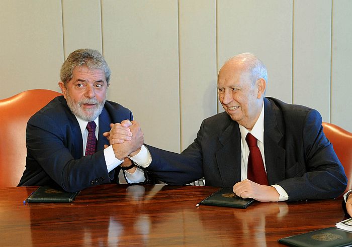 Presidente Lula encena uma queda de braço com o vice, José de Alencar, | Wilson Dias/ABr