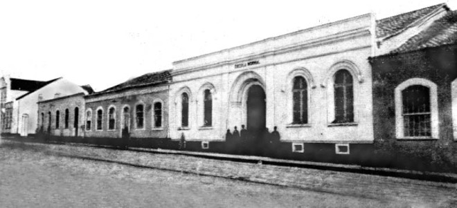 Escola Normal inaugurada em 1876 |