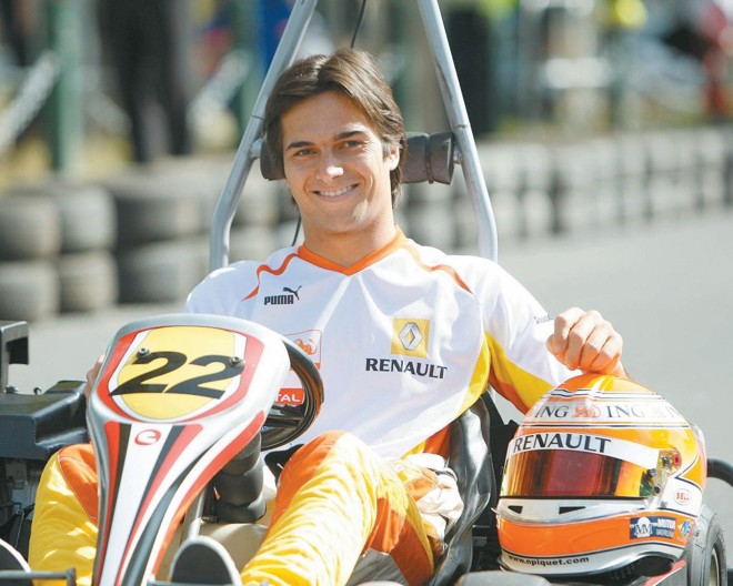 Antes da pista - Como é praxe na Fórmula 1, o dia que antecede o início dos treinos oficiais teve inúmeras promoções com a participação dos pilotos. Na Renault, Nelsinho Piquet andou de kart e Fernando Alonso se arriscou no futebol. A dupla da McLaren, Lewis Hamilton e Heikki Kovalainen, visitou a ala de queimados de um hospital de Melbourne. Já as parcerias da Force India (Giancarlo Fisichella e Adrian Sutil) e da BMW (Robert Kubica e Nick Heidfeld) foram a um zoológico e a um cassino | Mick Tsikas/Reuters