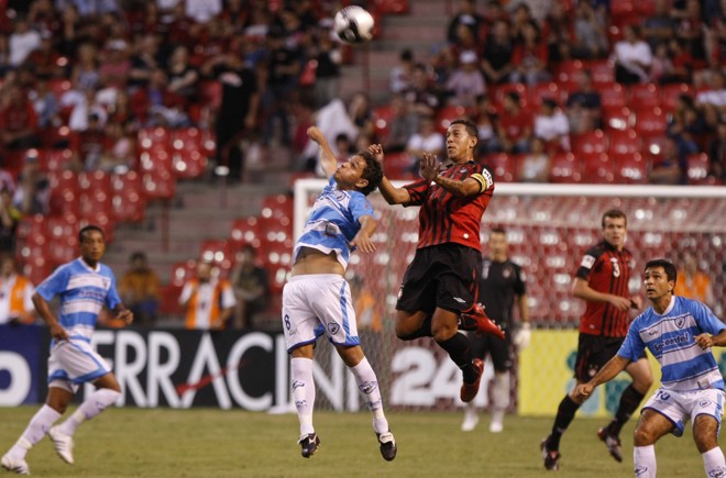 Antônio Carlos, do Atlético, fez a jogada que originou o terceiro e último gol do Furacão contra o Londrina | 