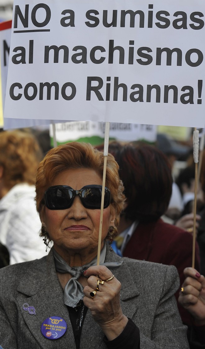 Comoção internacional: mulher participa de passeata em prol do Dia Internacional da Mulher em Madri neste domingo (8). No cartaz, ela leva a mensagem: 