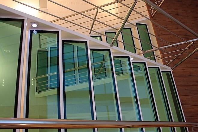 Escada com degraus em vidro temperado. A composição é de Varínia Scwhartz |