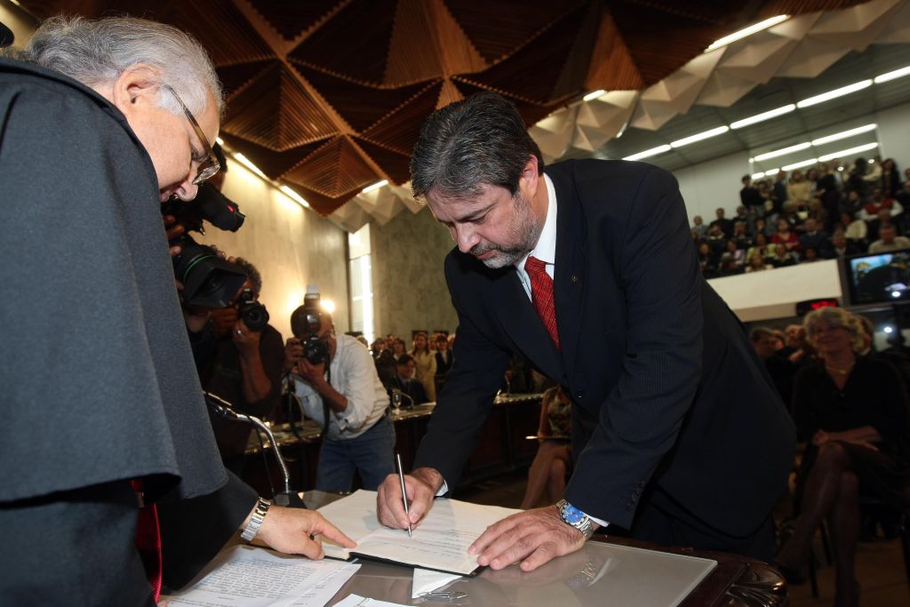 Maurício Requião, no dia em que assumiu o cargo no TC, assina o termo de posse: decisão do STF ainda é provisória | Albari Rosa/Gazeta do Povo