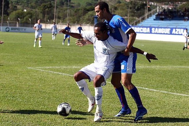 Autor do primeiro gol do Iraty, Gílson protege a bola da marcação adversária | Henry Milléo/Gazeta do Povo