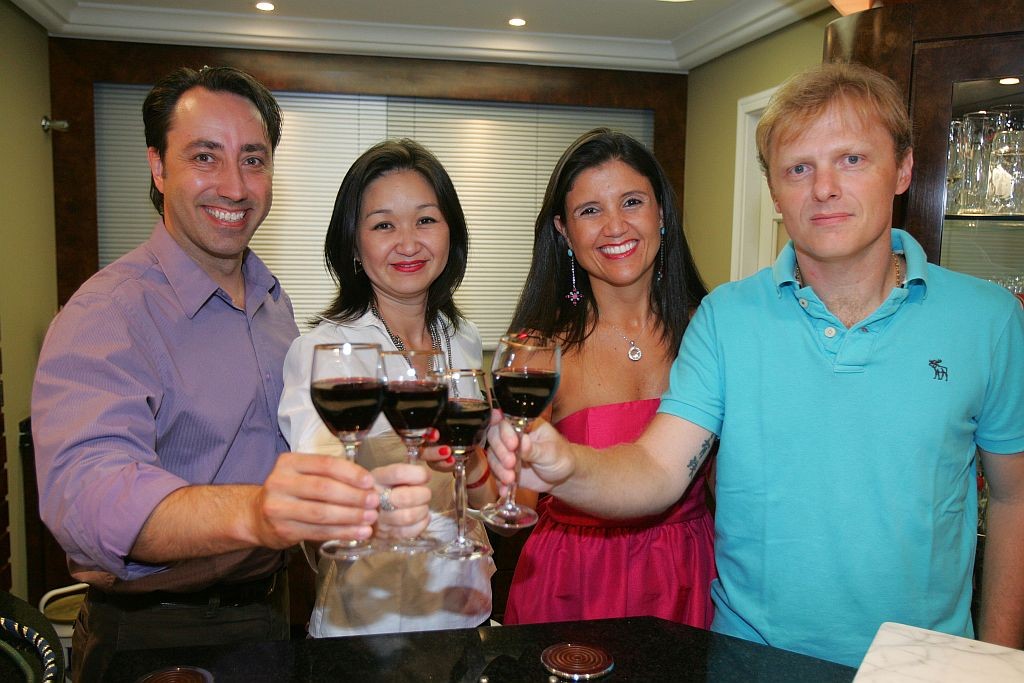 O norte-americano Neil (à esq.) e a sua esposa Kátia, nascida em Maringá, com os amigos curitibanos Michelle  e Maurício Gulin. O grupo se reúne uma vez por mês e discorda que os nascidos na capital tenham dificuldades em fazer amizades