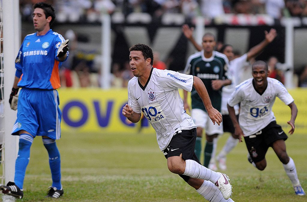 Ronaldo corre para comemorar o gol de cabeça (algo incomum na sua carreira) nos acréscimos do dérbi paulista. | Nelson Coelho/ AFP