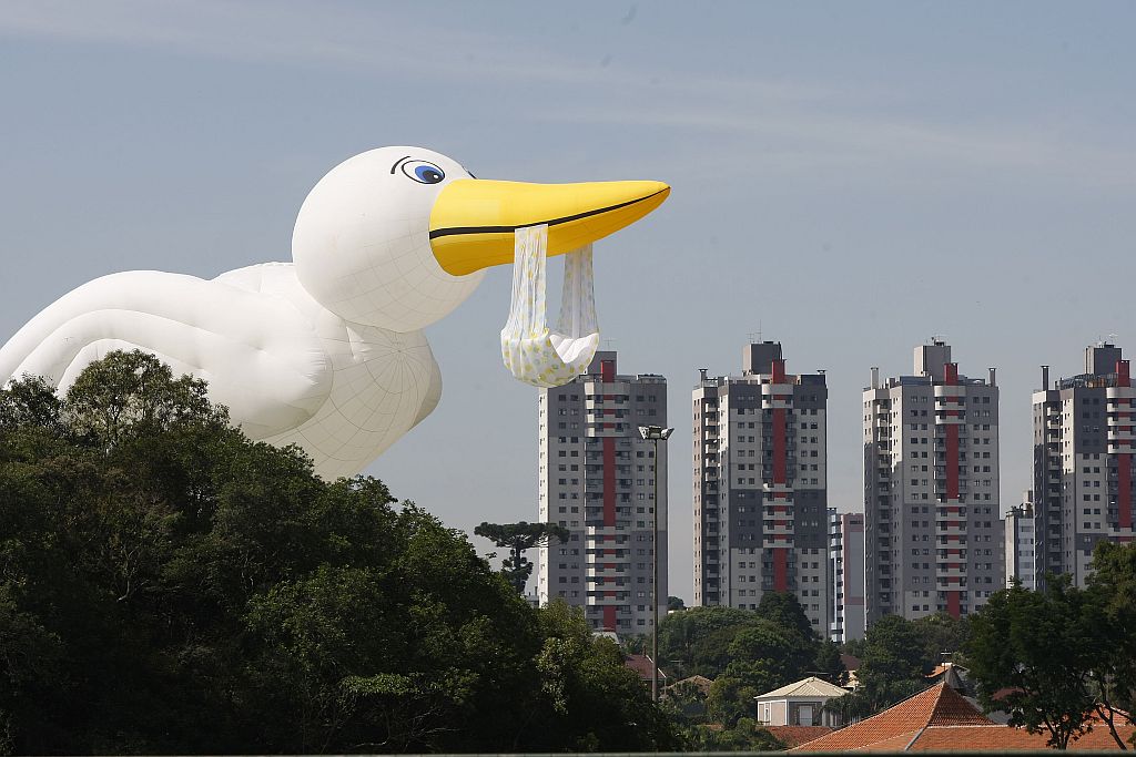 Balão da cegonha foi atração na abertura da Semana da Mulher em Curitiba | Jonathan Campos/Gazeta do Povo
