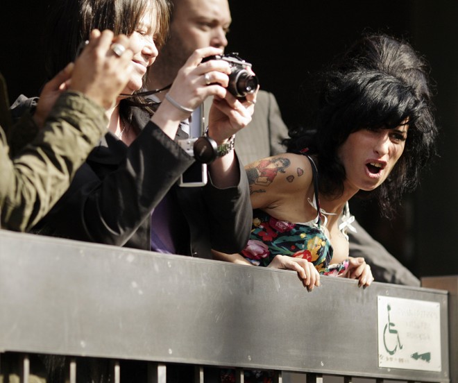 A cantora inglesa chegou à Corte usando um minivestido florido, salto alto e casaquinho. Ela fez caretas para o público e a imprensa que a aguardavam do lado de fora do prédio | 