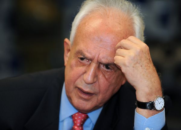 Já é inadmissível que arapongas vasculhem a vida de um senador da República. Mas é um escândalo descomunal imaginar que a contratação dos espiões tenha partido daqui (do Congresso). Jarbas Vasconcelos, senador (PMDB-PE) | Fábio Rodrigues Pozzebom/ABr