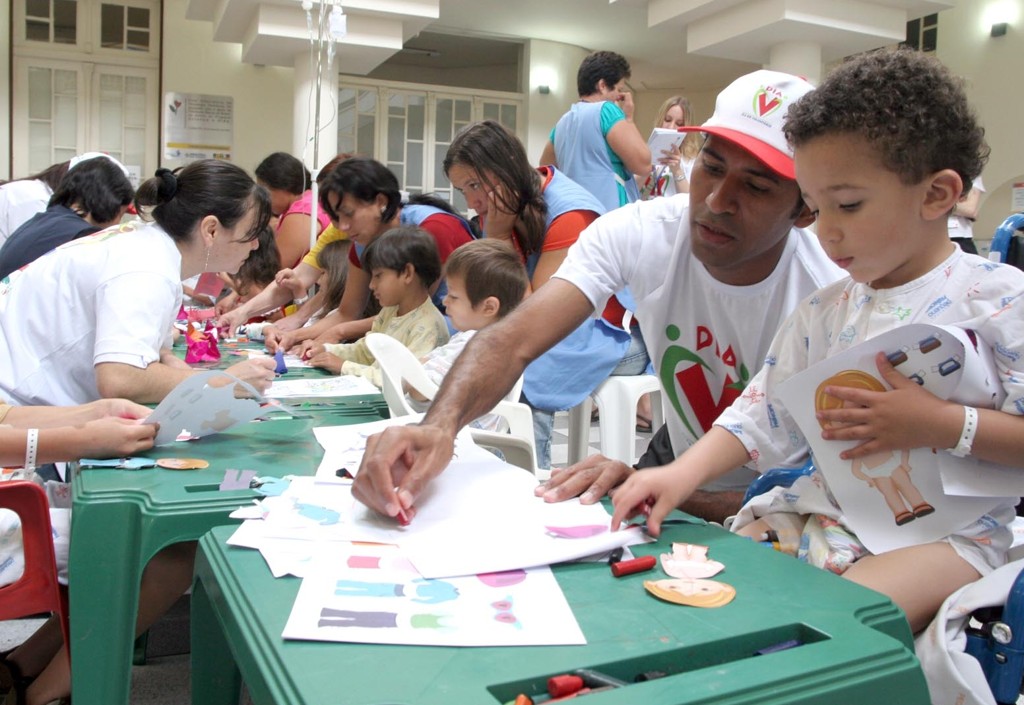 Voluntários realizam ações recreativas com crianças do Hospital Pequeno Príncipe em Curitiba