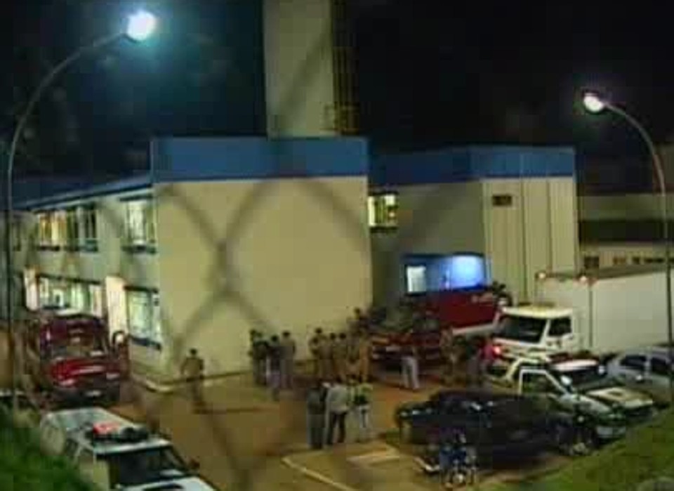 A rebelião na penitenciária de Maringá só foi controlada às 9 da noite. | RPC TV