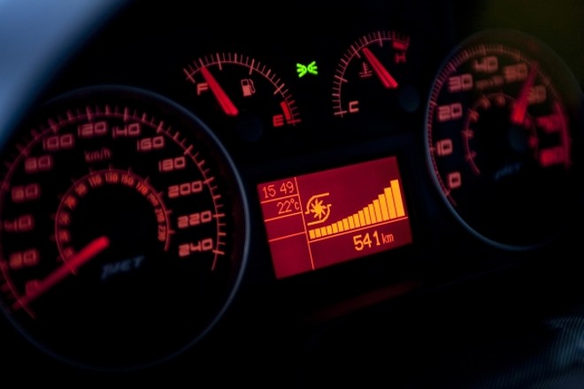O quadro de instrumentos traz indicação da pressão do turbo | 