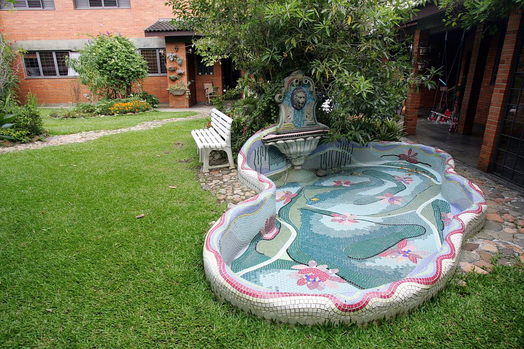 A fonte construída no jardim da mosaicista Bea Pereira é toda feita de mosaico, de diferentes materiais | Priscila Forone/Gazeta do Povo
