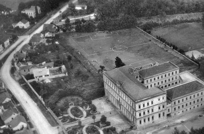 Foto aérea do Colégio Paranaense no Seminário, na década de 1940 |