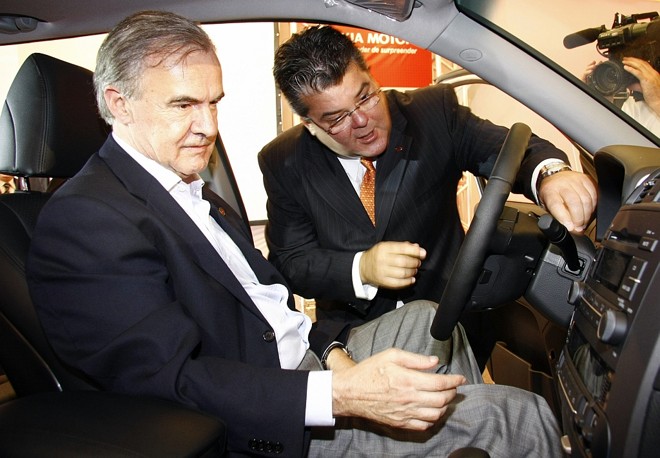 O presidente da Kia Motors do Brasil, José Luiz Gandini, apresenta o utilitário esportivo Mohave ao secretário municipal de Planejamento, Alceni Guerra, no coquetel de lançamento realizado quinta-feira, na concessionária Ponto K, do Grupo Meimberg. Amigo dos donos do grupo, Alceni representou o prefeito Beto Richa no evento | 