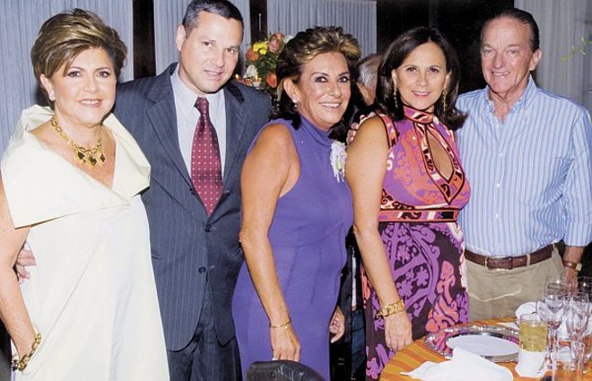 Encontro elegante - O aniversário de Chica Atherino foi comemorado no Graciosa Country Club, com belíssima festa animada por uma banda grega. O evento, que contou com convidados de São Paulo e Florianópolis, tinha entre os presentes Norma Camargo, Luís Roberto Pinho Borges, a aniversariante e Dulcinha e Jorge Bornhausen |