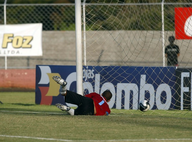 O goleiro Cléberson não caiu na paradinha de Lenílson, mas falhou na tentativa de evitar o gol de pênalti: virada tricolor. | Christian Rizzi/ Gazeta do Povo
