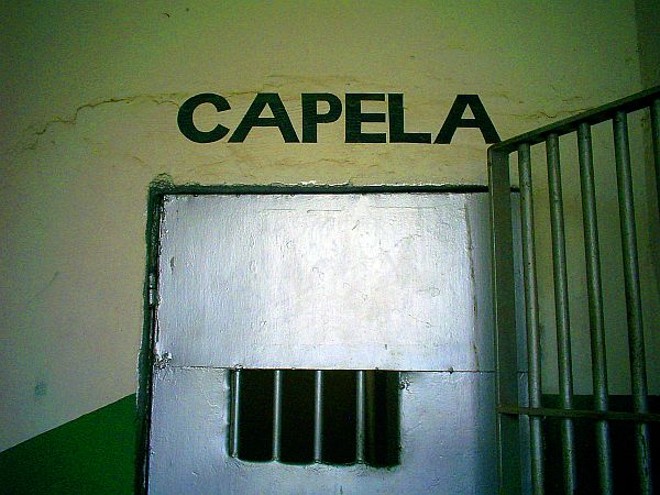 Entrada protegida da capela do Presídio do Ahú |
