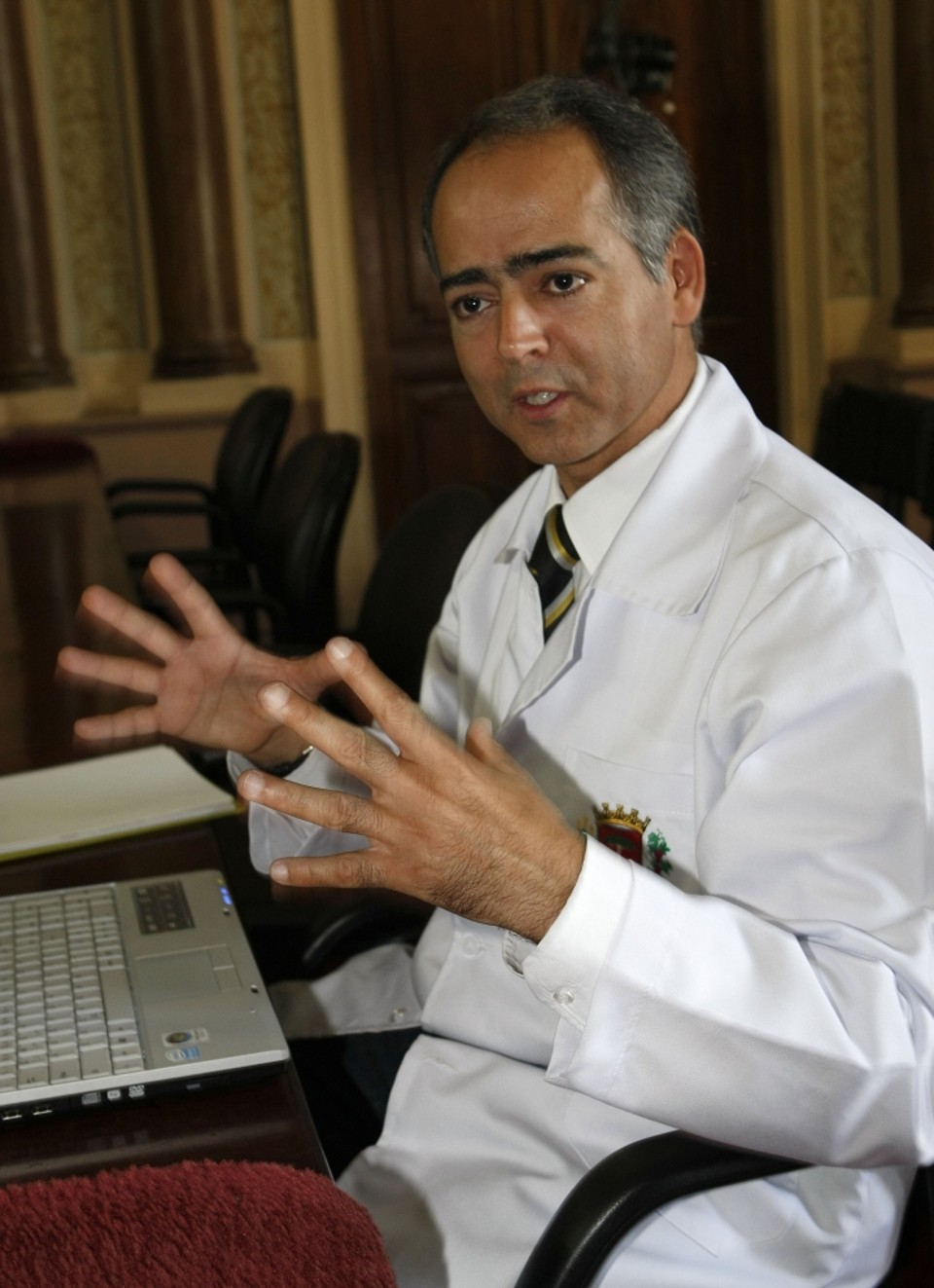 Vou recorrer. Não posso perder a vaga de vereador só porque eu exonerei duas pessoas que não iam trabalhar.Professor Galdino(PV), vereador de Curitiba que se rebelou contra o esquema de uso de servidores da Câmara em serviços internos do partido e que acabou sendo expulso da legenda | Pedro Serápio/Gazeta do Povo