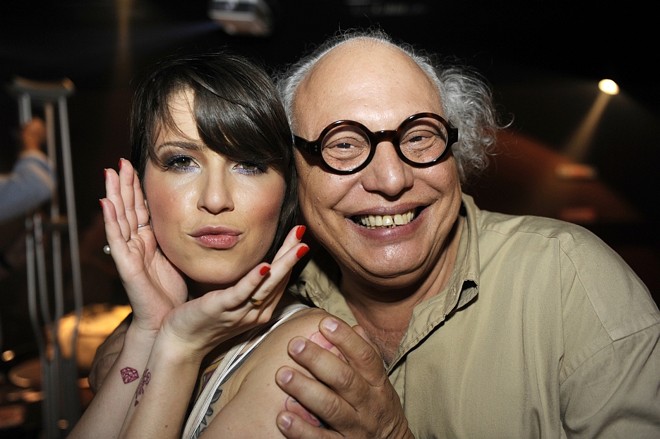 Carlos Deiró foi prestigiar na sexta o show da banda curitibana Copacabana Club, que tem como vocalista sua amiga Camila Cornelsen. O show reuniu mais de mil pessoas no John Bull Music Hall |