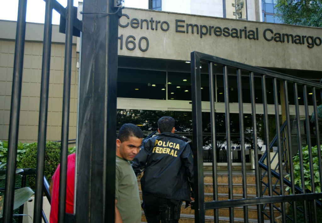 Funcionários da Camargo Corrêa que chegaram para trabalhar, ontem pela manhã, encontraram a empresa fechada pela PF. Empreiteira disse ter sido invadida e negou acusações | Odival Reis/Agência O Globo