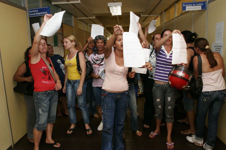 Familiares dos presos do CDP fazem protesto no Fórum de Maringá exigindo informações sobre o estado de saúde dos detentos | Ivan Amorin/Gazeta do Povo